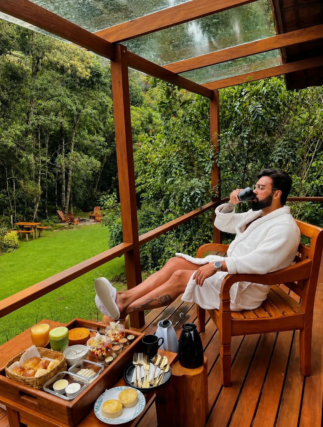 Café da manhã servido ao hóspede na varanda