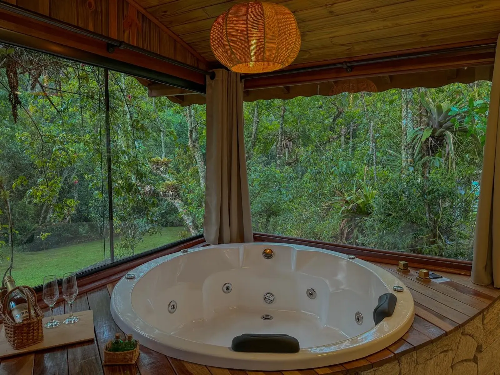 Hidromassagem do Chalé Gralha com vista para a mata